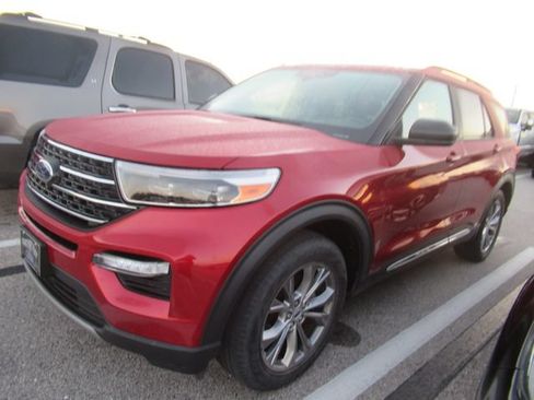 Used 2022 Ford Explorer XLT w/ Equipment Group 202A RWD image 3