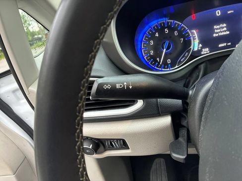 Used 2024 Chrysler Pacifica Touring-L FWD image 24