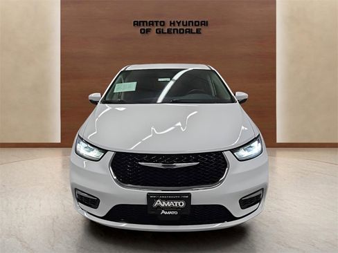 Used 2023 Chrysler Pacifica Touring-L image 9