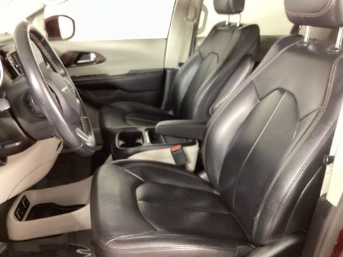 Used 2017 Chrysler Pacifica Touring-L FWD image 10