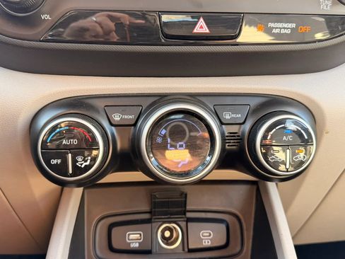 Used 2025 Hyundai Venue SEL FWD image 24