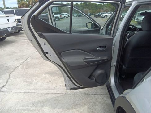 Used 2019 Nissan Kicks SV FWD image 31
