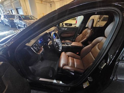Certified 2025 Volvo XC60 B5 Ultra AWD/4WD image 17