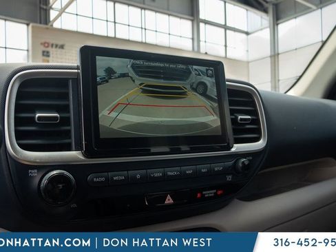 Used 2022 Hyundai Venue Limited FWD image 10