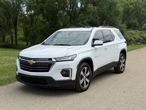 Used 2023 Chevrolet Traverse LT w/ LT Premium Package AWD/4WD image 2