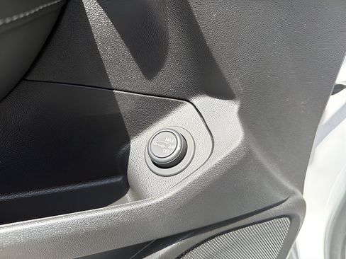 Used 2022 GMC Terrain SLE w/ Driver Convenience Package FWD image 17