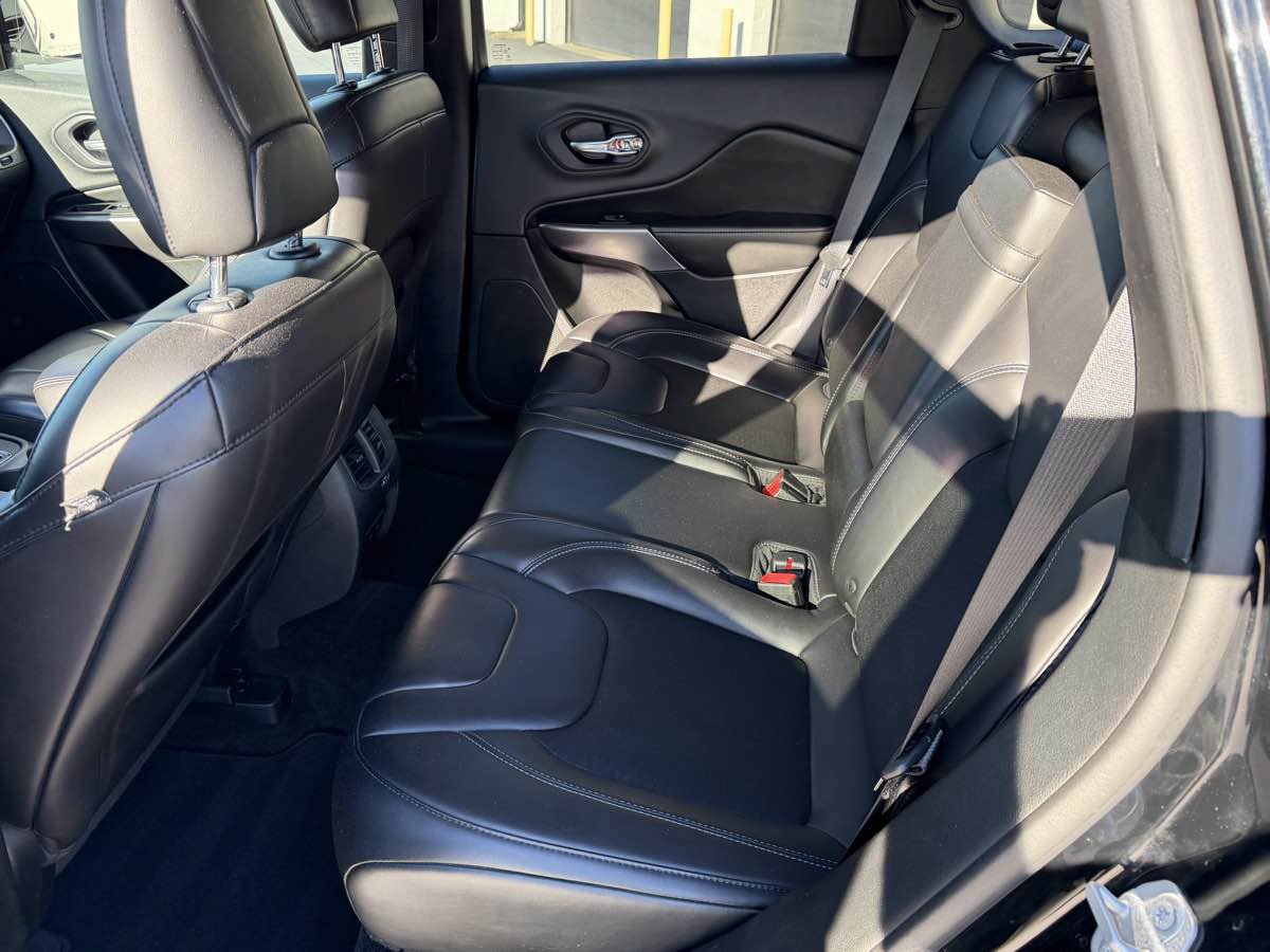 Used 2019 Jeep Cherokee Latitude Plus AWD/4WD image 13