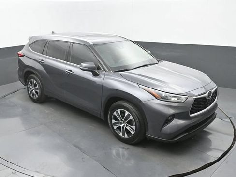Used 2021 Toyota Highlander XLE FWD image 28