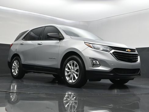Used 2018 Chevrolet Equinox LS FWD image 34
