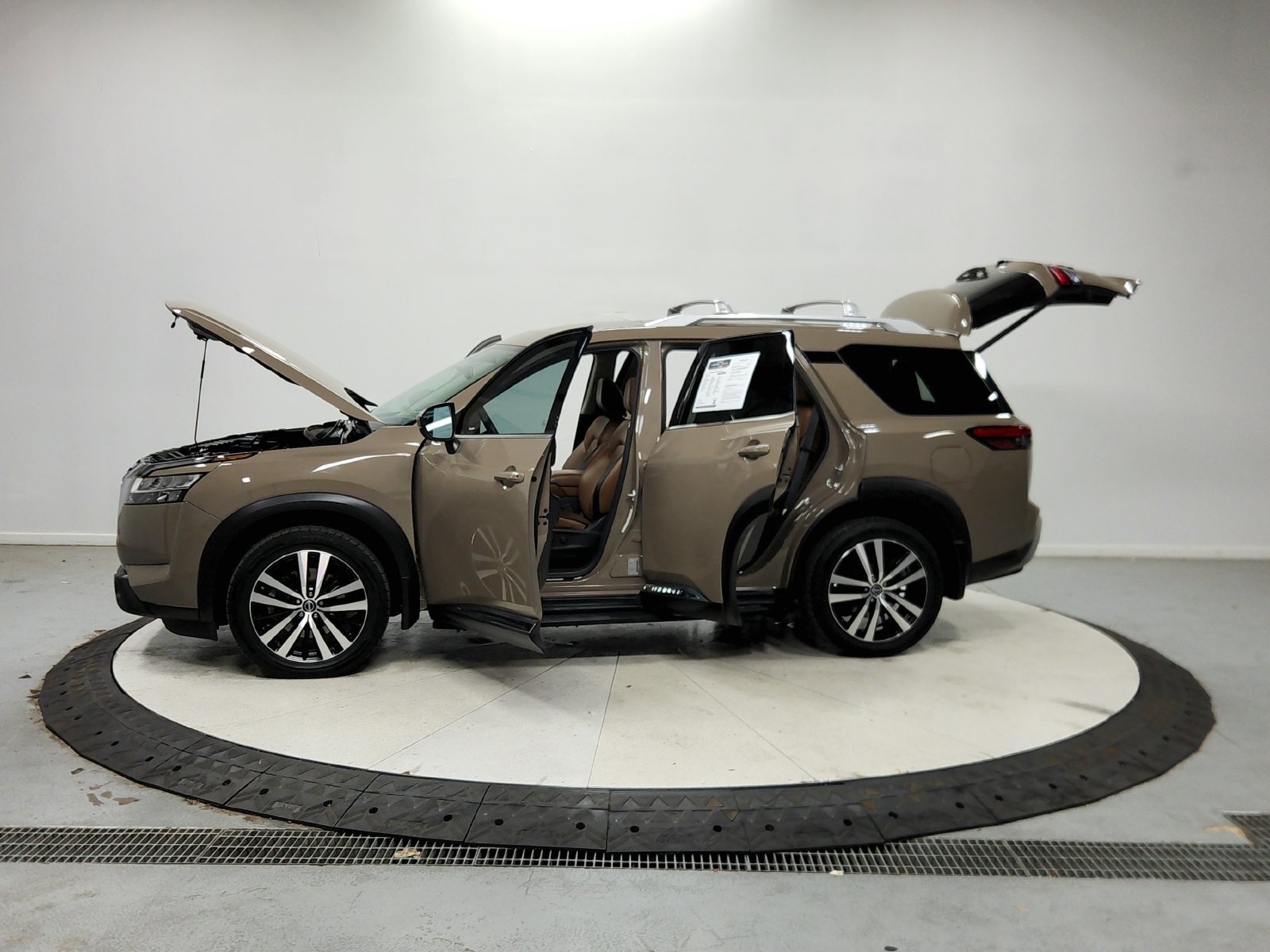 Used 2023 Nissan Pathfinder Platinum w/ Cargo Package AWD/4WD image 13
