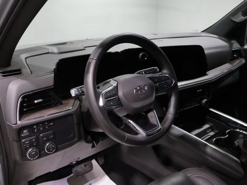 Used 2025 Chevrolet Suburban Z71 image 15