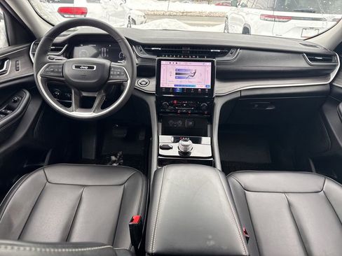 Used 2023 Jeep Grand Cherokee Limited w/ Black Appearance Package image 12