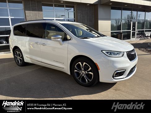 Used 2021 Chrysler Pacifica Pinnacle image 1
