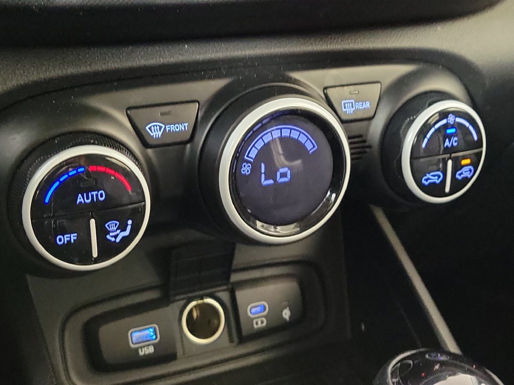 Used 2025 Hyundai Venue Limited FWD image 19