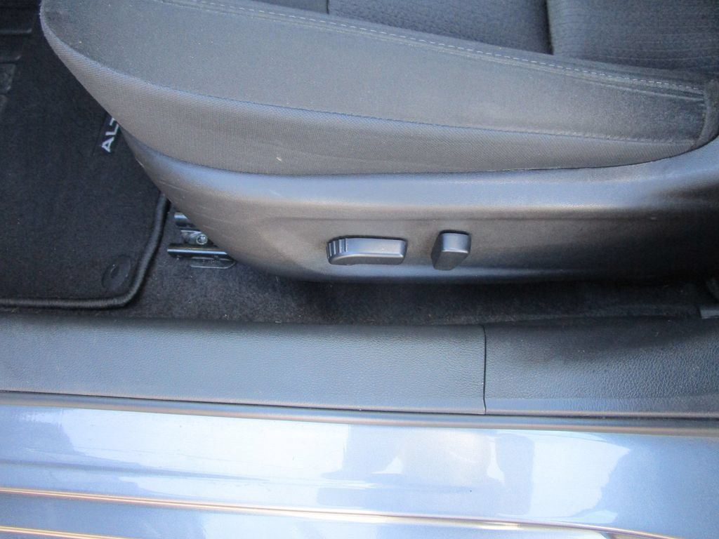 Used 2025 Nissan Altima 2.5 SV FWD image 21