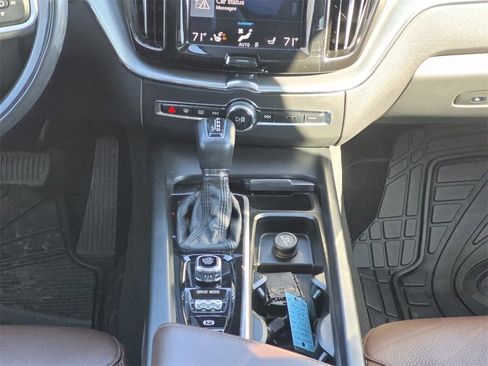 Used 2018 Volvo XC60 T6 Momentum w/ Convenience Package image 10