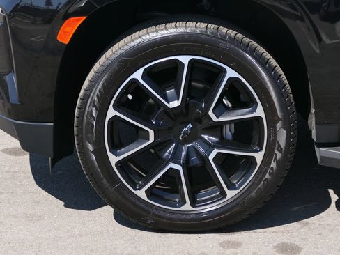 Used 2024 Chevrolet Suburban RST RWD image 8