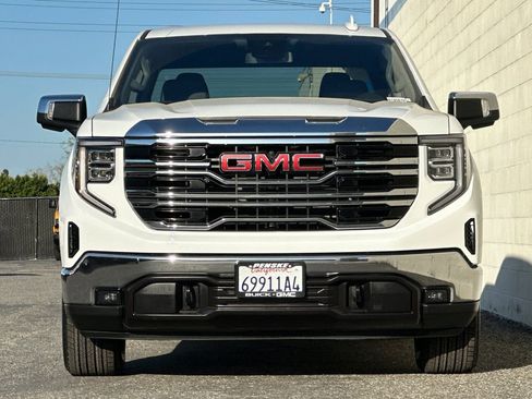 Certified 2025 GMC Sierra 1500 SLT image 9