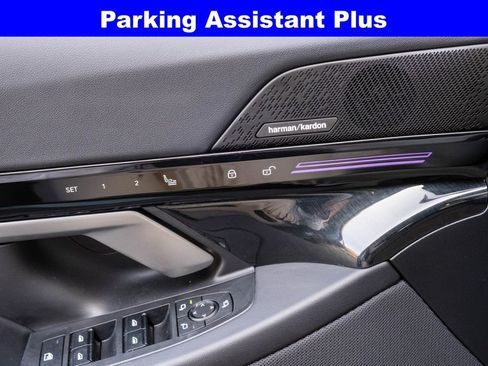 Used 2025 BMW 530i xDrive w/ Premium Package AWD/4WD image 12
