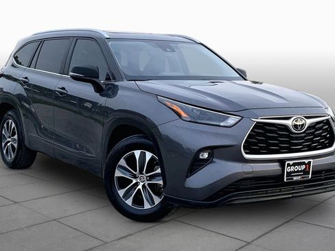 Used 2023 Toyota Highlander XLE FWD image 3