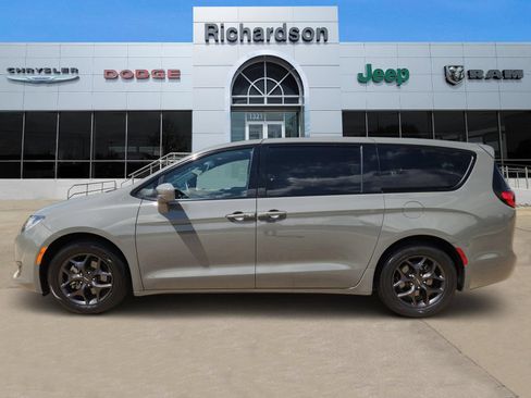 Used 2020 Chrysler Pacifica Touring w/ S Appearance Package FWD image 3