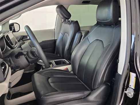 Used 2024 Chrysler Pacifica Select image 6