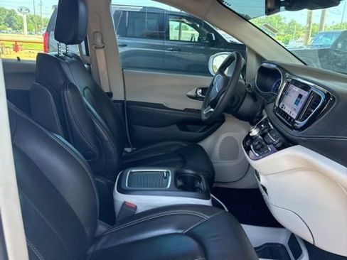 Used 2022 Chrysler Pacifica Touring-L FWD image 7