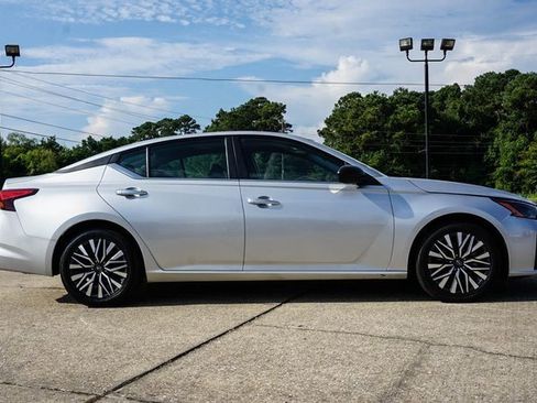 Used 2024 Nissan Altima 2.5 SV image 3