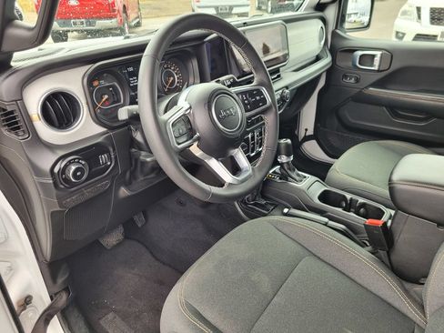 Used 2025 Jeep Wrangler Unlimited Sahara AWD/4WD image 14