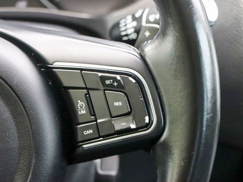 Used 2018 Jaguar XE Premium RWD image 29
