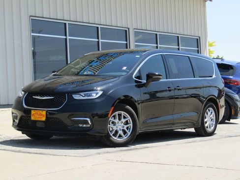 Used 2025 Chrysler Pacifica Select FWD image 12