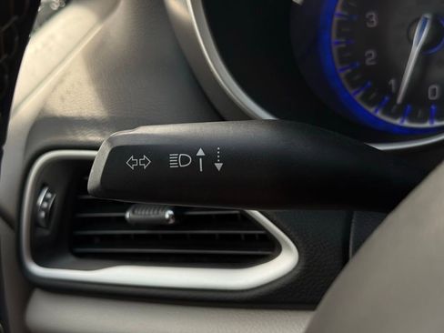 Used 2023 Chrysler Pacifica Touring-L image 32