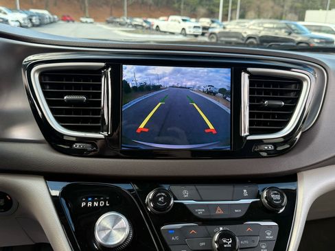 Used 2017 Chrysler Pacifica Touring Plus w/ Tire & Wheel Group image 18