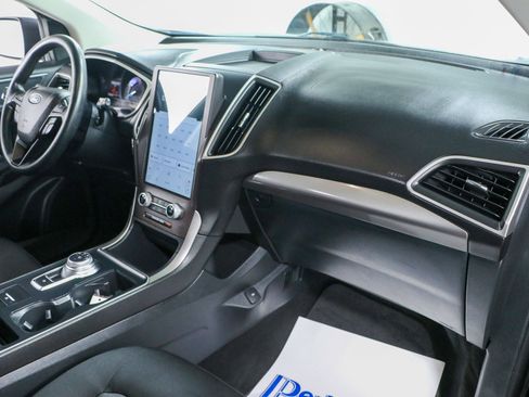 Used 2021 Ford Edge SE image 25