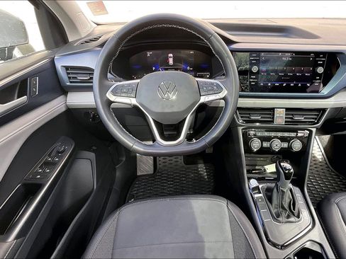 Certified 2024 Volkswagen Taos SE w/ Panoramic Sunroof Package image 4