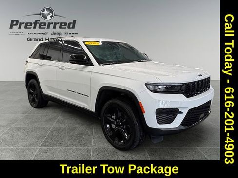 Used 2025 Jeep Grand Cherokee Altitude image 1
