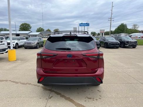Used 2024 Toyota Highlander XLE AWD/4WD image 6