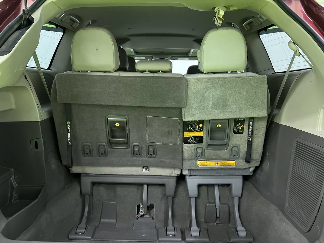 Used 2020 Toyota Sienna XLE w/ XLE Navigation Package FWD image 28