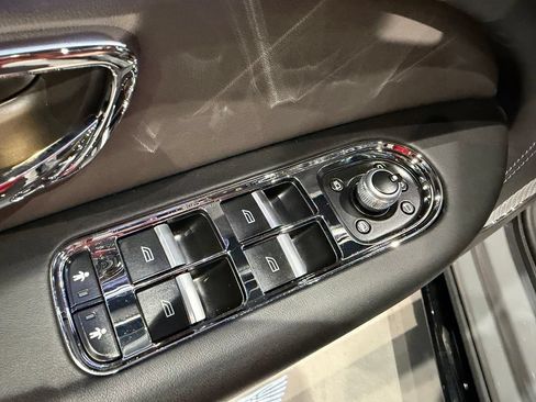 Used 2022 Bentley Bentayga AWD/4WD image 34