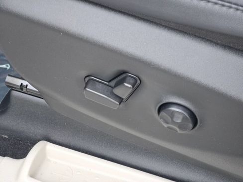 Used 2024 Chrysler Pacifica Touring-L AWD/4WD image 26