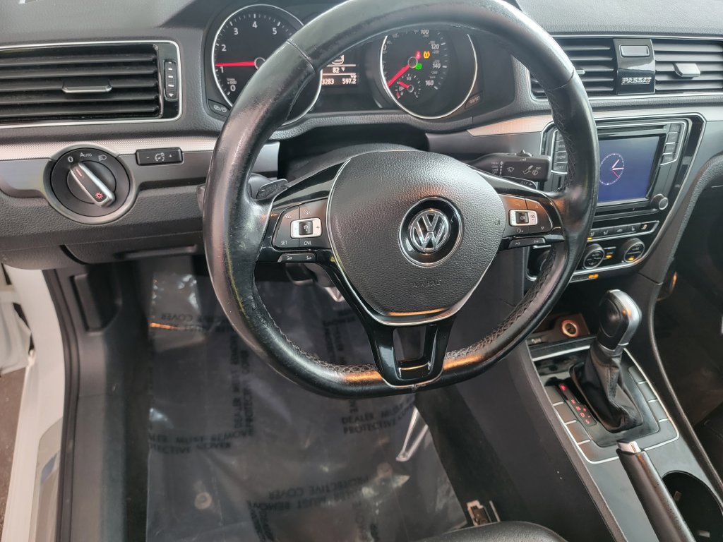 Used 2018 Volkswagen Passat 2.0T R-Line w/ R-Line Lighting Package FWD image 18