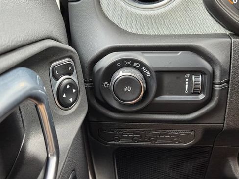 Used 2025 Jeep Wrangler Unlimited Sahara AWD/4WD image 34