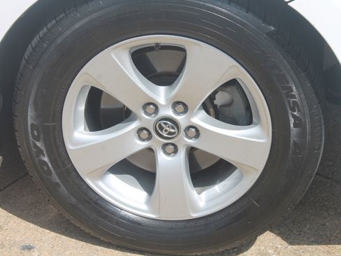 Used 2018 Toyota Sienna LE image 3