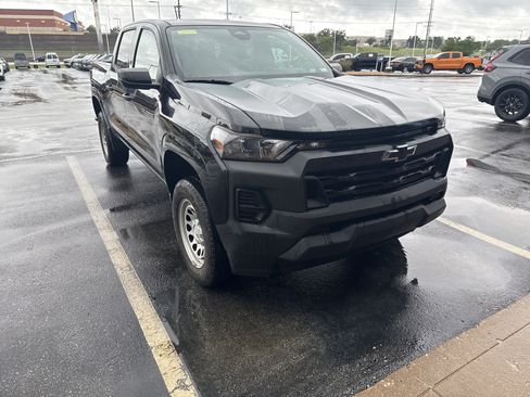 Used 2023 Chevrolet Colorado W/T AWD/4WD image 2