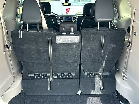 Used 2019 Chrysler Pacifica Touring-L FWD image 22