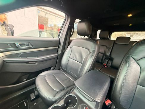 Used 2018 Ford Explorer XLT w/ Equipment Group 202A image 11