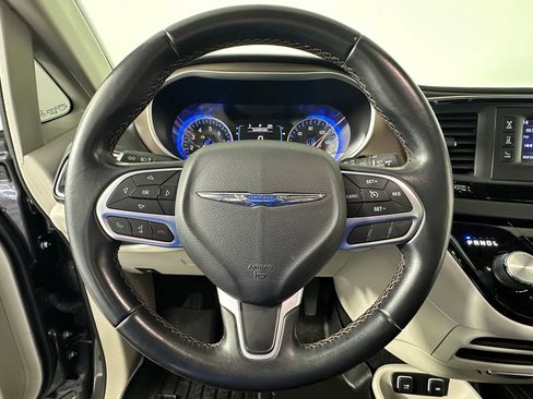 Used 2017 Chrysler Pacifica Touring-L image 35
