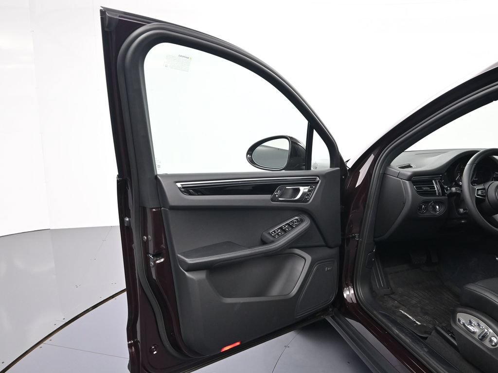 Used 2026 Porsche Macan AWD/4WD image 16