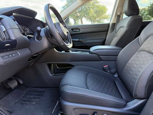 Used 2025 Nissan Pathfinder SV FWD image 28