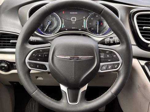 Used 2023 Chrysler Pacifica Touring-L FWD image 8